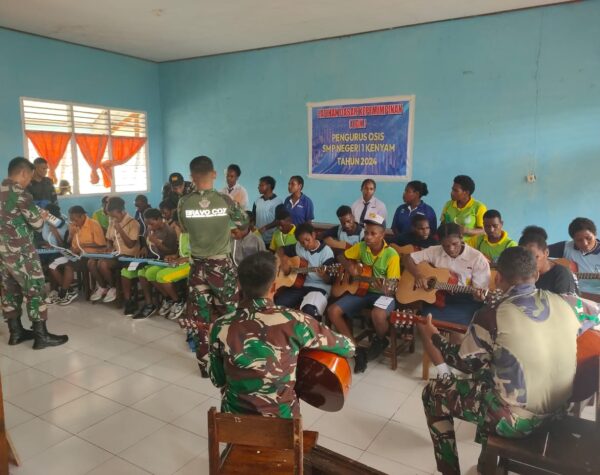 Satgas Yonif 503/Mayangkara Asah Bakat dan Minat Siswa SMPN 1 Kenyam di Papua