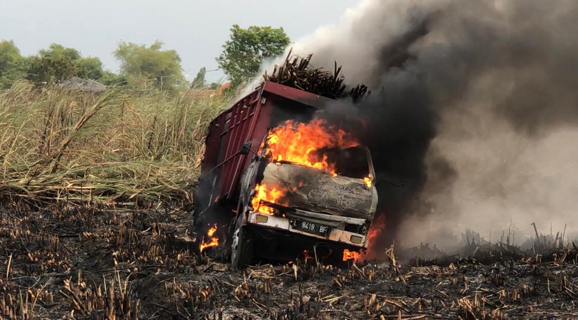 Kondisi truk di Desa Pungging, Kecamatan Pungging, Kabupaten Mojokerto yang ludes terbakar karena diduga tersulut putung rokok, Senin (14/10/2024) sore sekitar pukul 15.00 WIB (Andy / Kabarterdepan.com)