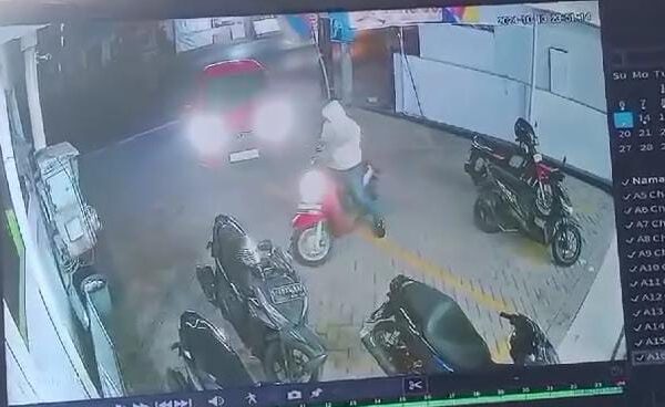 Naik Brio, Komplotan Maling ini Terekam CCTV Bawa Kabur Motor Karyawan Minimarket di Mojokerto