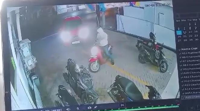 IMG 20241017 WA0071 1 Tangkapan layar rekaman CCTV yang memperlihatkan aksi pencurian di minimarket, Desa/Kecamatan Bangsal, Kabupaten Mojokerto, Senin (13/10/2024) (Andy / Kabarterdepan.com)