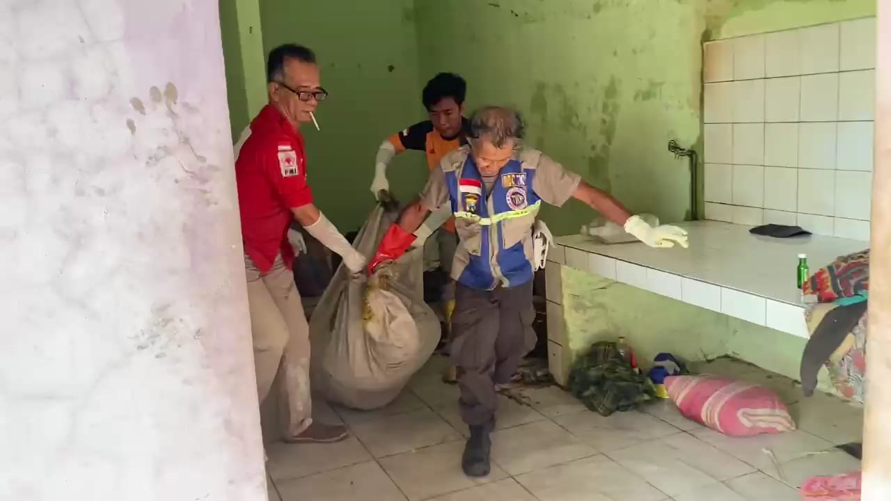 IMG 20241017 WA0072 1 Sejumlah relawan mengevakuasi jenazah korban, Sutrisno di Pasar Rakyat Trowulan, Desa Jatipasar, Kecamatan Trowulan, Kabupaten Mojokerto, Kamis (17/10/2024) siang (Andy / Kabarterdepan.com)