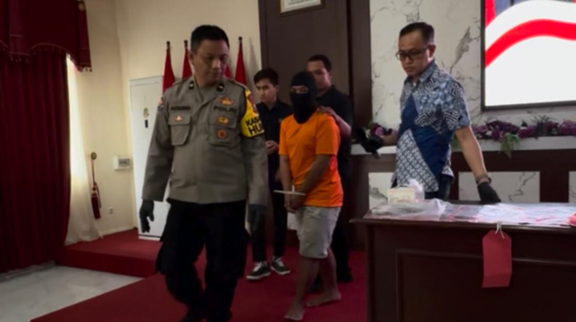 IMG 20241018 WA0090 1 Tersangka saat digelandang polisi, saat konferensi pers terkait pengungkapan kasus tawuran antar gangster di Kota Mojokerto (Andy / Kabarterdepan.com)