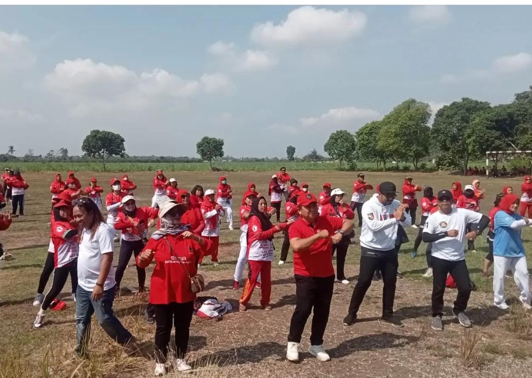 Calon Bupati Jember Hendy Siswanto Senam Bersama Emak-Emak di Lapangan Desa Rejoagung