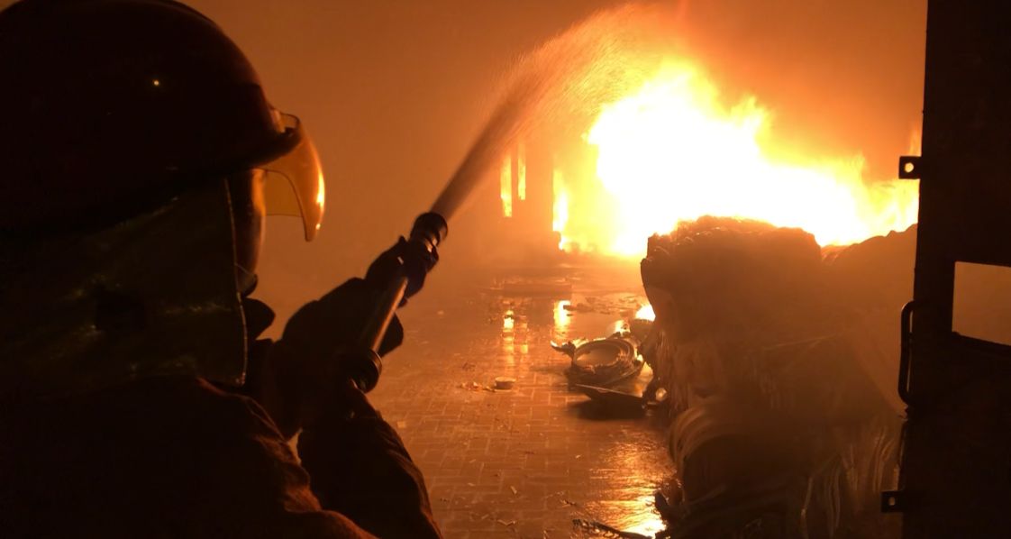 Petugas Damkar berusaha memadamkan api di di Desa Pungging, Kecamatan Pungging, Kabupaten Mojokerto ludes dilahap si jago merah Sabtu (19/10/2024) malam (Andy / Kabarterdepan.com) 