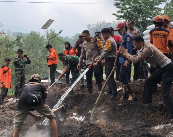 Sempat Terbakar, Polisi dan Relawan Kembali Membangun Benteng Penyelamat Rem Blong di Pacet