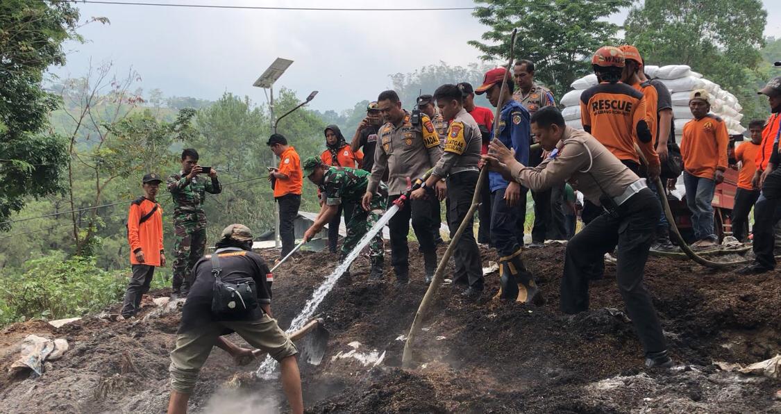 Petugas gabungan dan relawan bahu-membahu memasang tumpukan karung berisikan sekam di Jalur Turunan Pacet, Minggu (20/10/2024) kemarin sore (Andy / Kabarterdepan.com)