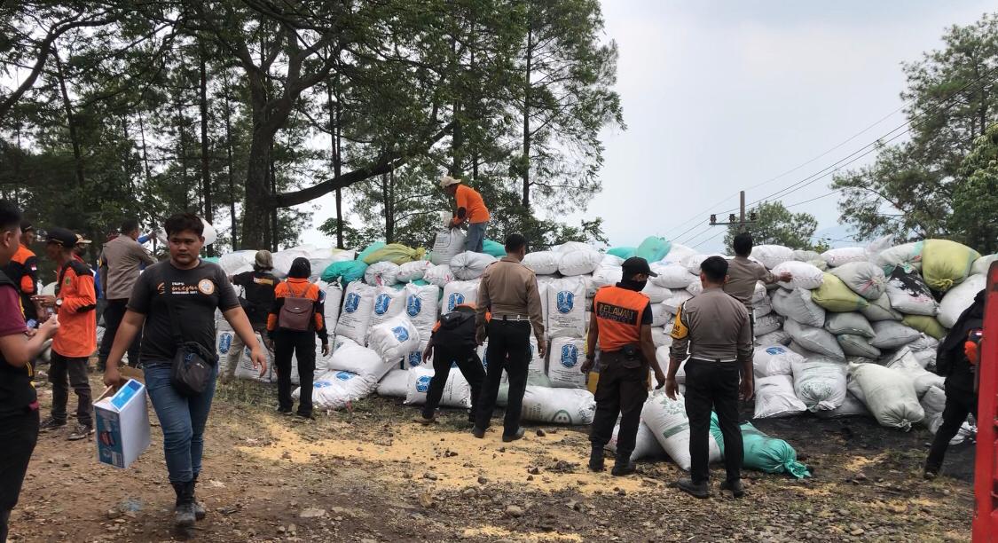 Jalur penyelamat di Pacet yang dibangun oleh polisi, TNI dan relawan