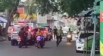 Tangkapan layar video viral yang memperlihatkan aksi pemotor berhasil melarikan diri dari razia polisi, Simpang Empat Panjer, Kecamatan Mojosari, Kabupaten Mojokerto, Senin (21/10/2024) lalu (Redaksi / Kabarterdepan) 