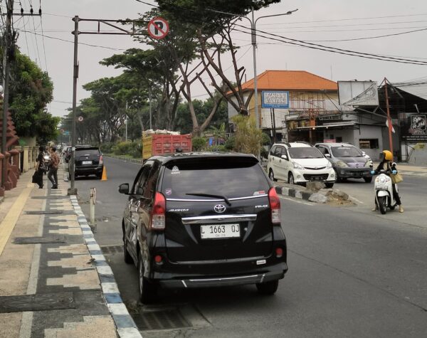 Pengakuan Pemilik Mobil yang Terpaksa Parkir Liar di Bahu Jalan R.A Basuni Mojokerto
