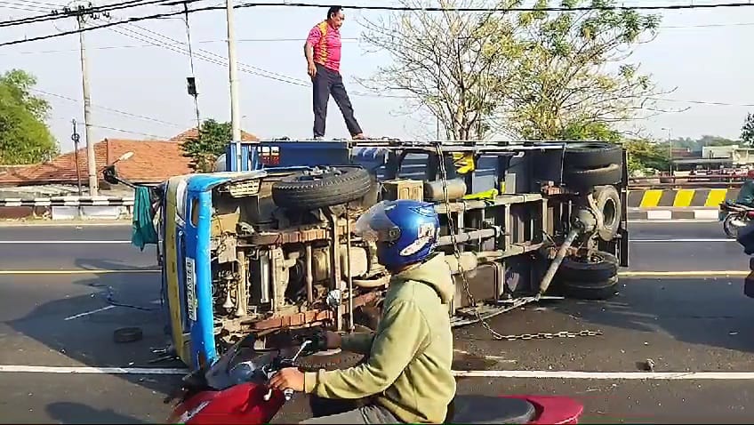 Kondisi truk yang terguling di Jalan Raya Bypass Kenanten, Kecamatan Puri, Kabupaten Mojokerto, Minggu (27/10/2024) pagi (Andy / Kabarterdepan.com)