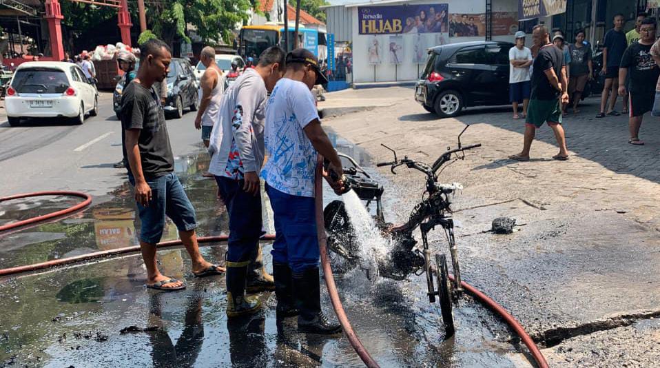 Kondisi motor Honda Karisma usai terbakar di Jalan Benteng Pancasila, Kelurahan Gunung Gedangan, Kecamatan Magersari, Kota Mojokerto, Minggu (27/10/2024) pagi sekitar pukul 09.30 WIB (Andy / Kabarterdepan.com)