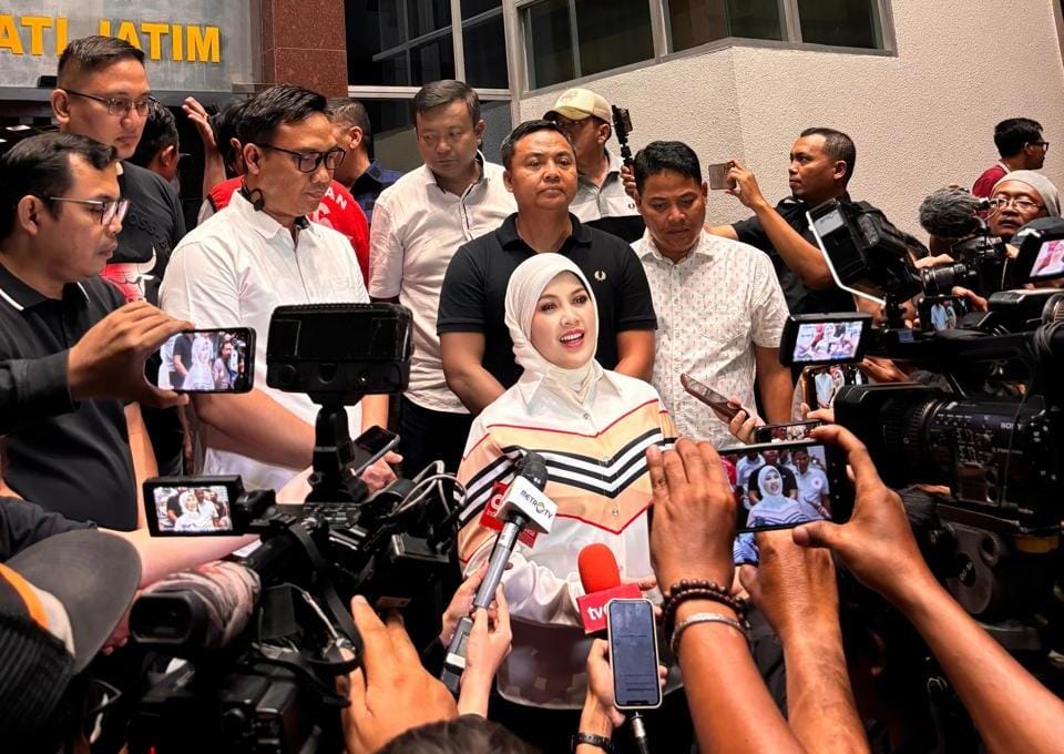 Kajati Jawa Timur, Mia Amiati saat konferensi pers terkait penangkapan Gregorius Ronald Tannur, Minggu (27/10/2024) di Kantor Kejaksaan Tinggi Jatim (Redaksi / Kabarterdepan.com)