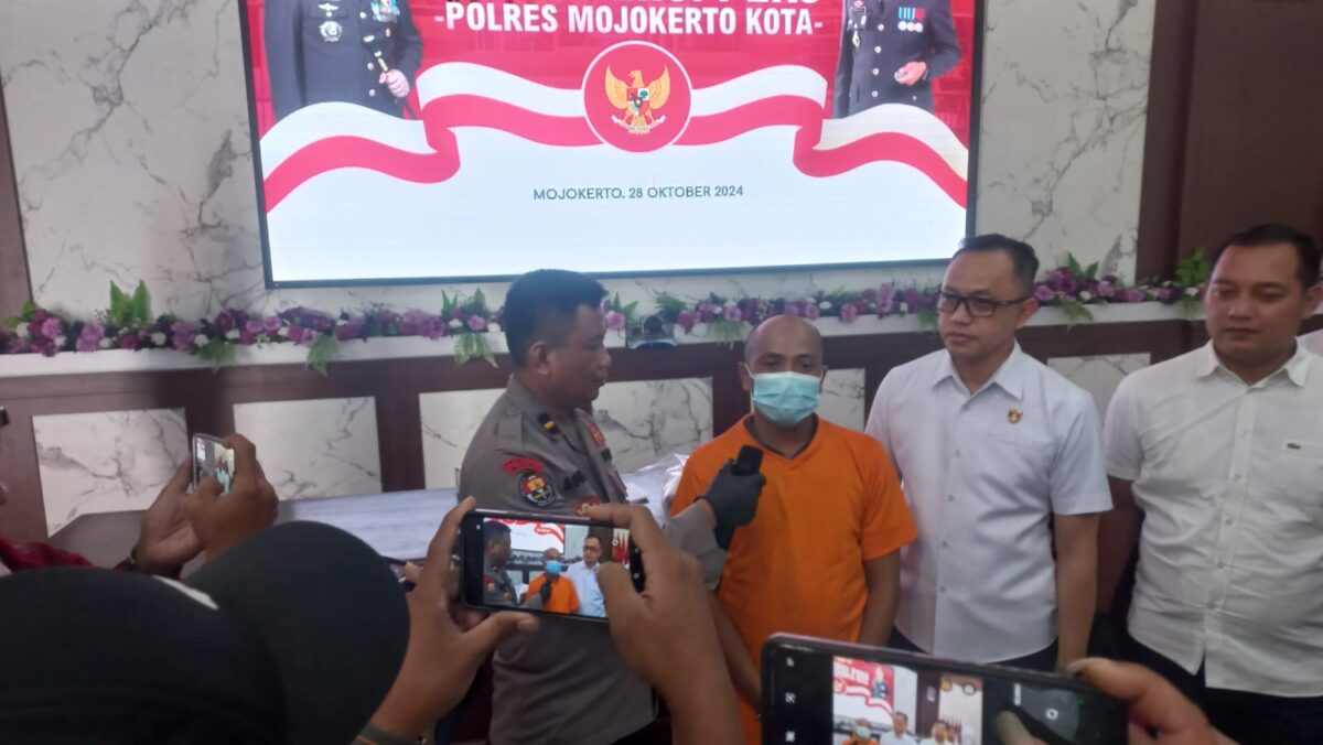 IMG 20241028 WA00612 1 Konferensi pers Satreskrim Polres Mojokerto Kota terkait pembacokan di Dusun Jatirowo, Desa Jatirowo, Kecamatan Dawarblandong Kabupaten Mojokerto, Senin (28/10/2024) (Andy / Kabarterdepan.com)
