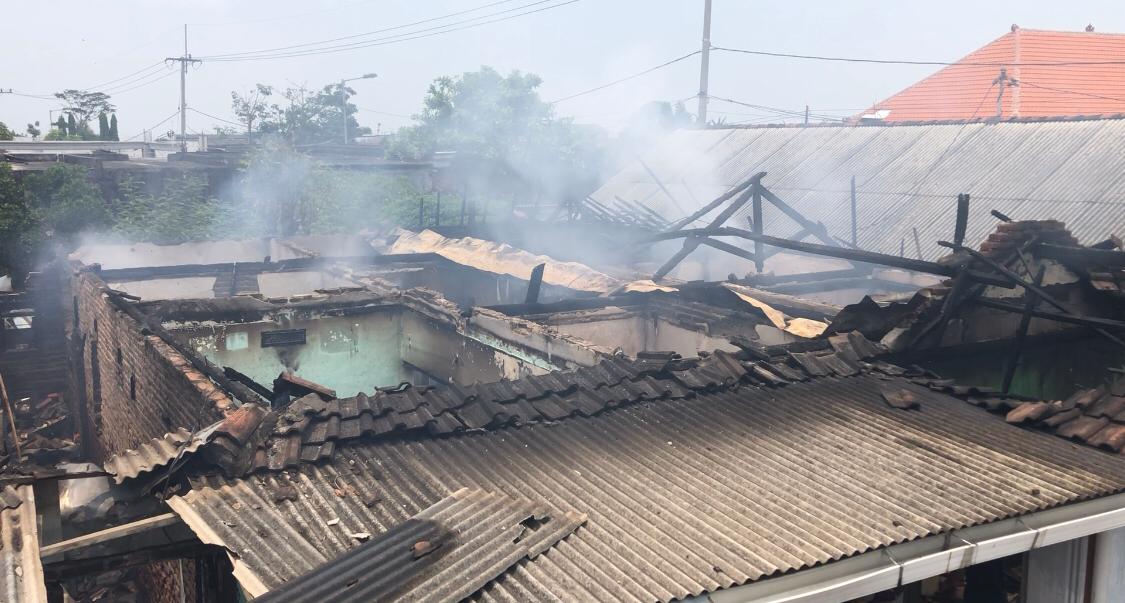 Kondisi atap rumah di Dusun Jambu, Desa Jiyu, Kecamatan Kutorejo, Kabupaten Mojokerto yang ludes terbakar, Selasa (29/10/2024) siang (Andy / Kabarterdepan.com) 