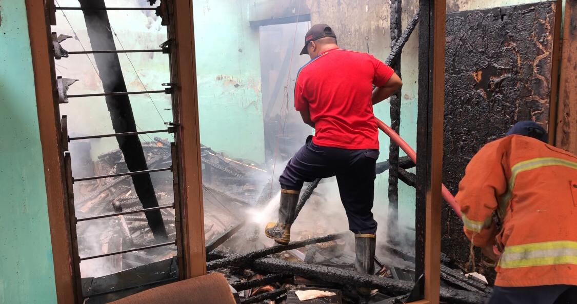 Petugas Damkar berusaha memadamkan api yang membakar rumah di Dusun Jambu, Desa Jiyu, Kecamatan Kutorejo, Kabupaten Mojokerto ludes terbakar hingga bangunannya roboh, Selasa (29/10/2024) siang (Andy / Kabarterdepan.com) 