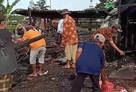 IMG 20241031 WA0049 1 Warga berusaha memadamkan api yang membakar kandang hewan dengan alat seadanya, Rabu (30/4/2024) siang (Andy / Kabarterdepan.com)