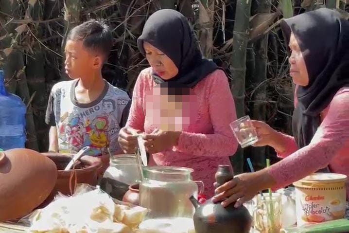 Suasana transaksi di Pasar Kebon Ngrayung di Dusun Ngrayung, Desa Kepuhpandak, Kecamatan Kutorejo, Kabupaten Mojokerto, Minggu (6/10/2024) siang (Andy / Kabarterdepan.com)