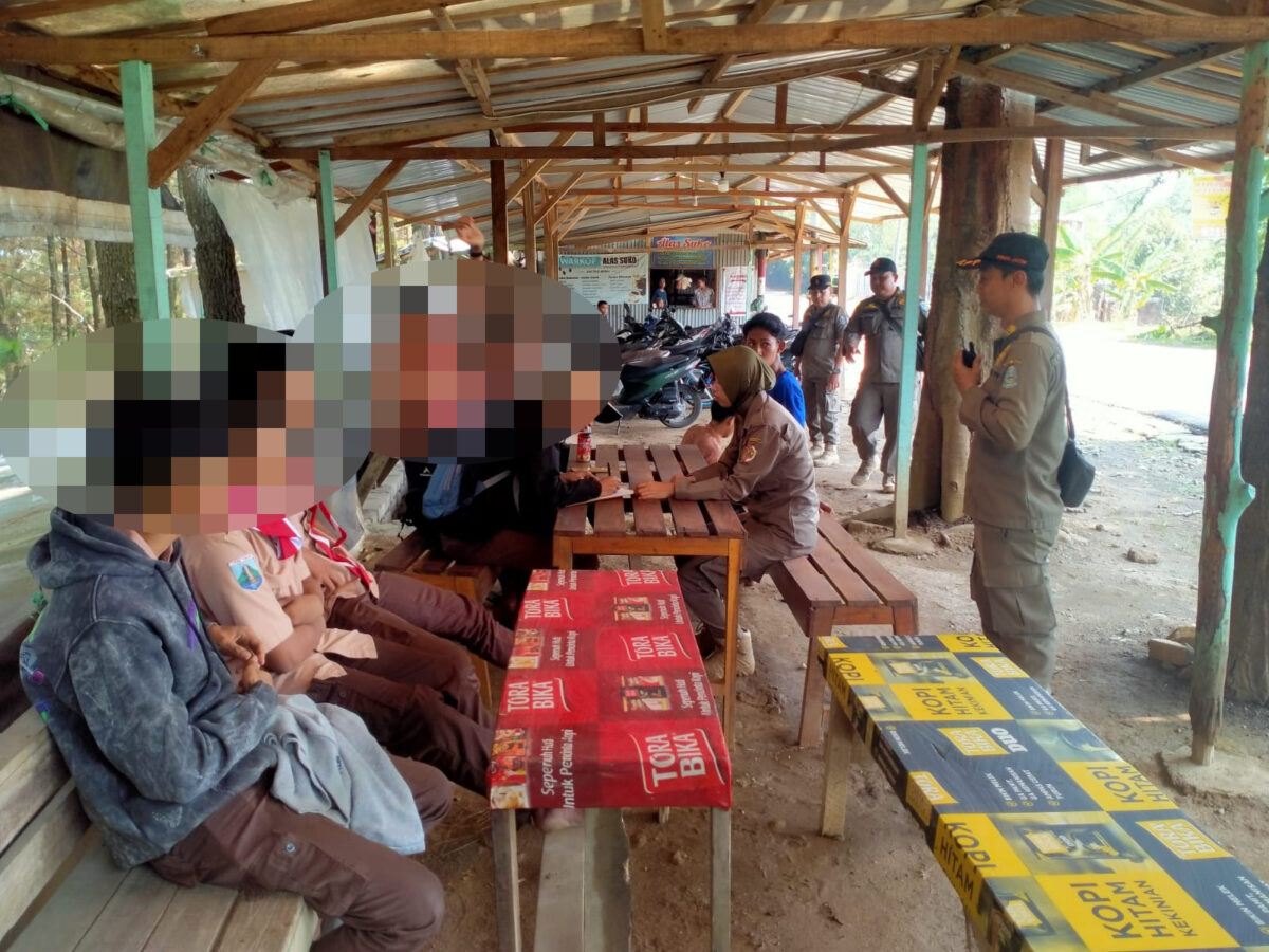 Petugas Satpol PP melakukan pendataan ke siswa yang terjaring razia di Warkop Trawas, Rabu (30/10/2024) siang (Andy / Kabarterdepan.com)