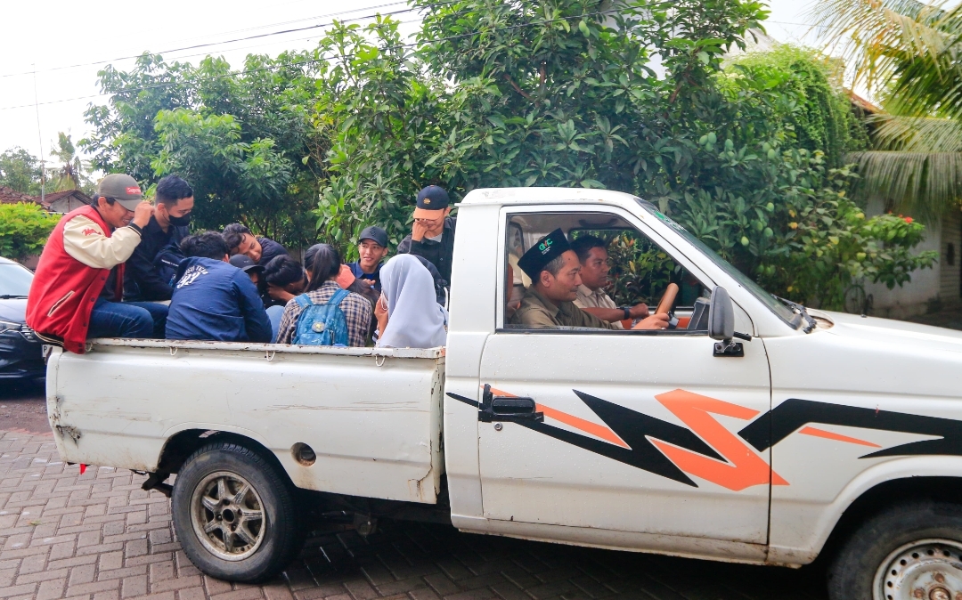 Libas Jalan Terjal, Gus Makki Cabup Banyuwangi Bawa Mahasiswa Sambangi Kawasan Terpencil