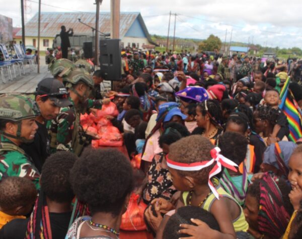 Semarak HUT ke-79 TNI, Satgas Yonif 503/Mayangkara Bagikan 1.000 Lebih Paket Sembako, Ratusan Warga Nduga Papua Senang