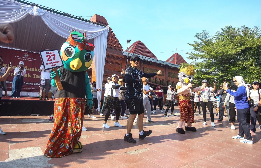 Keseruan Kirab Maskot Pilkada di Kota Mojokerto