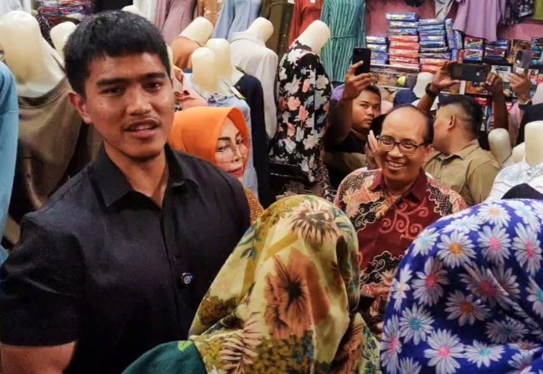 Kaesang Blusukan di Pasar Purwodadi, Tubuh Kekar hingga Belanjaan Jadi Sorotan