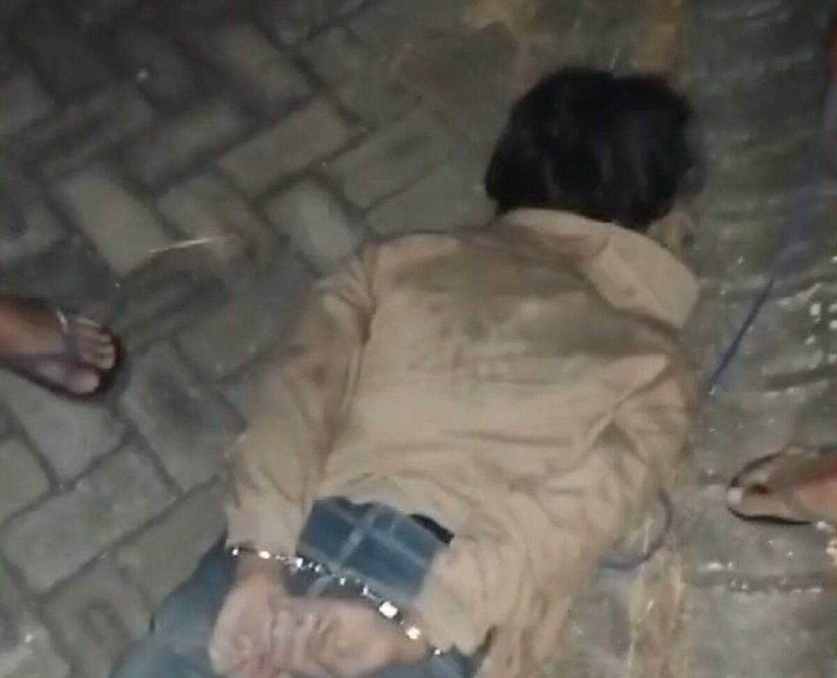 Pelaku pembobolan minimarket saat ditangkap warga di Jalan Airlangga, Desa Seduri, Kecamatan Mojosari, Kabupaten Mojokerto, ditangkap warga dan security pada Selasa (15/10/2024) malam sekitar pukul 01.30 WIB (Andy / Kabarterdepan.com)