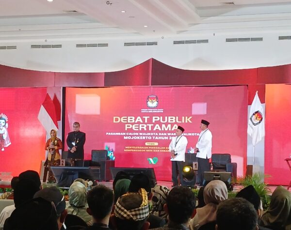 Debat Perdana Pilwali Kota Mojokerto: Ning Ita Bicara IKM Batik, Gus Juned Fokus Bina Anak Muda