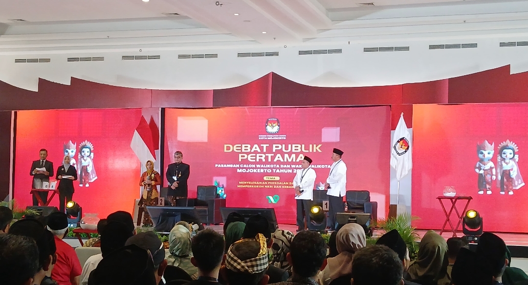 Debat Perdana Pilwali Kota Mojokerto: Ning Ita Bicara IKM Batik, Gus Juned Fokus Bina Anak Muda