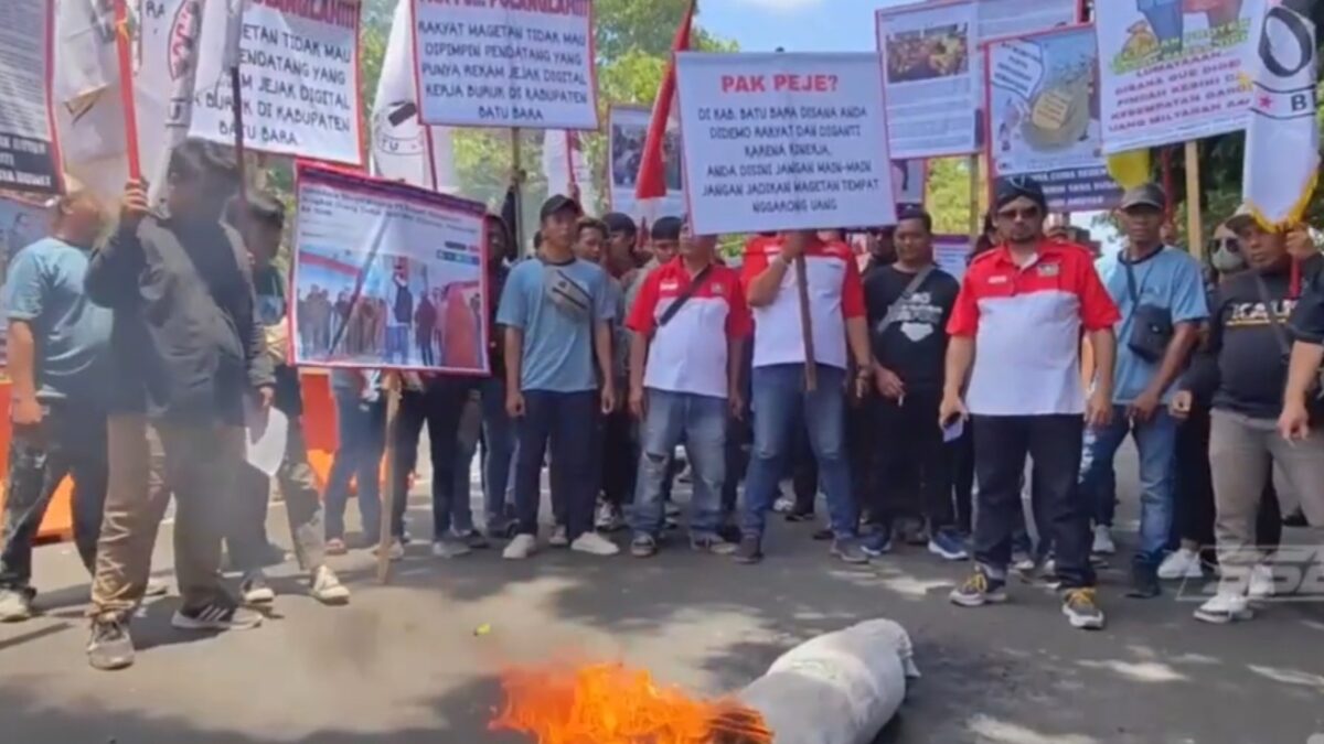 Potret demonstrasi buntut mencuatnya rekam jejak Pejabat (Pj) Bupati Magetan. (Redaksi / Kabarterdepan.com)