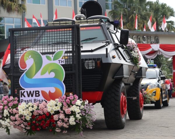 Barracuda Brimob Polres Batu Meriahkan Batu Art Flower Carnival 2024