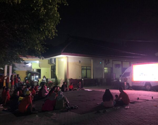 Keseruan Pendukung Ning Ita-Cak Sandi Nobar Debat Perdana Pilwali Kota Mojokerto Sambil Makan Bakso