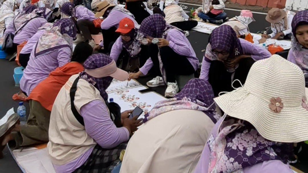 Intip Pengalaman Seru Mewarnai Batik Terpanjang dan Peserta Terbanyak
