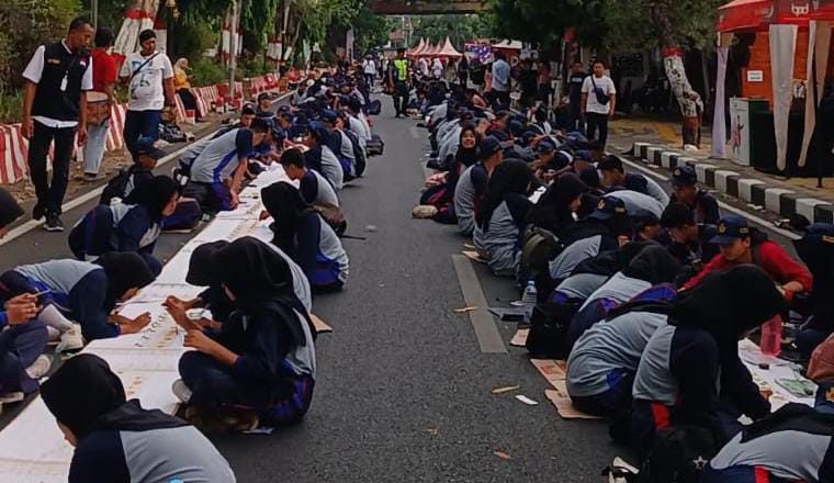 Siswa mewarnai batik terpanjang di Kota Mojokerto, Selasa (15/10/2024) sore
