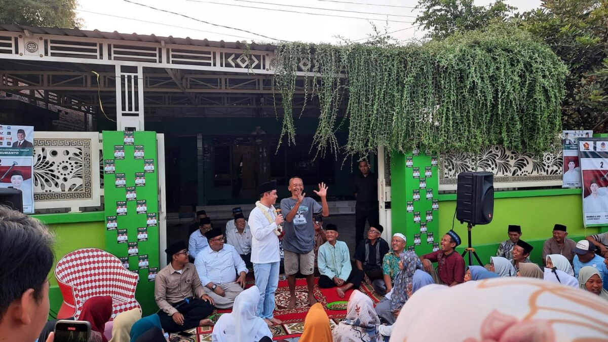 Gus Barra berbincang dengan warga di Dusun Sukoanyar, RT. 02, RW.01, Desa Sukoanyar, Rabu (16/10/2024) sore