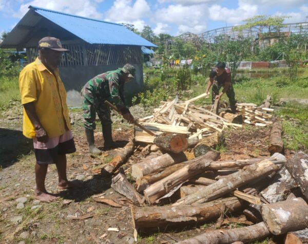 Terapkan Semboyan TNI Manunggal Rakyat, Satgas Yonif 503/Mayangkara Berikan Bantuan Kepada Masyarakat