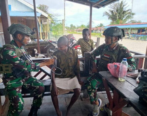 Menjadi Solusi Masyarakat, Satgas Yonif 503/Mayangkara Obati Masyarakat Sakit