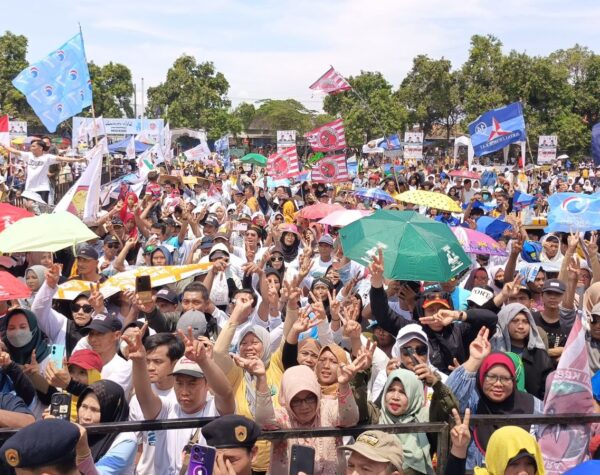 Kampanye Akbar Paslon Mubarok, Ribuan Warga Kabupaten Mojokerto Siap Menangkan Khofifah-Emil dan Gus Barra-Rizal