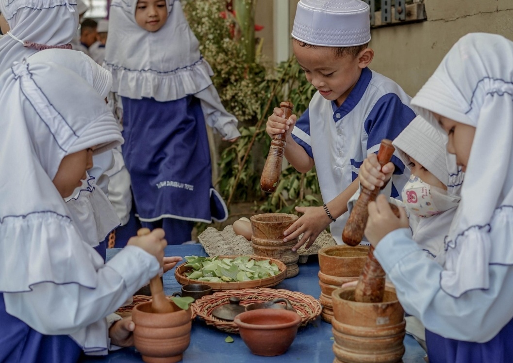 Gelar Kampung Dolanan, KB-TK Al Falah Darussalam Edukasi Siswa Budaya Bangsa