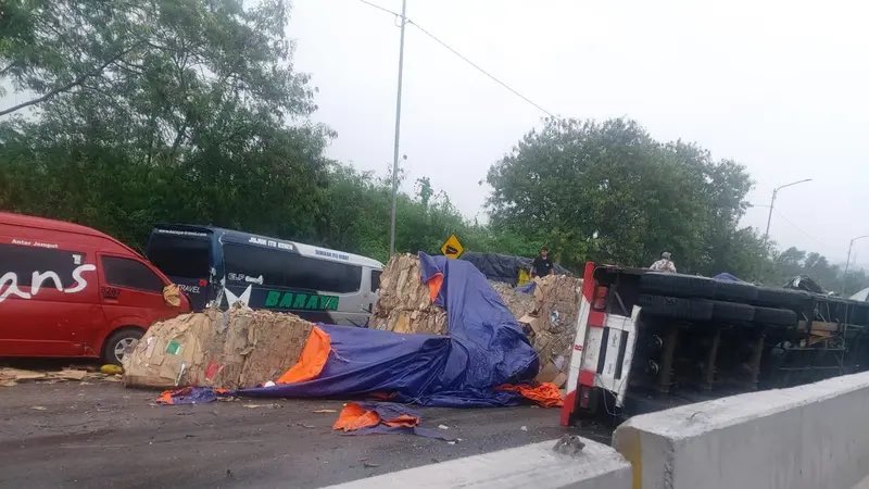 Kecelakaan Beruntun di Tol Cipularang, Petugas SAR Evakuasi Korban Terjepit