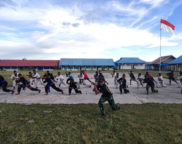 Satgas Yonif 503/Mayangkara Bina Olahraga Bela Diri dan Jalin Komsos Bareng Remaja Papua