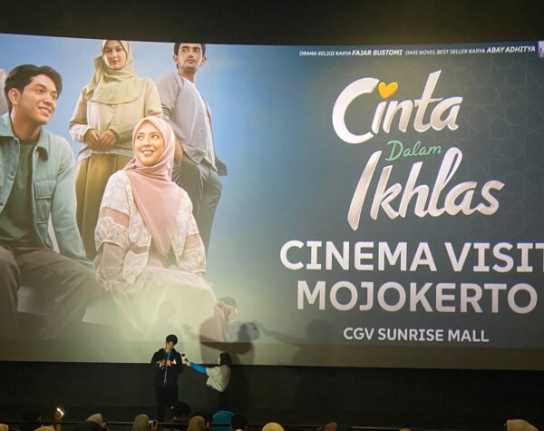 Cinema Visit ‘Cinta dalam Ikhlas’, Ratusan Penonton Mojokerto Antusias Ketemu Abun Sungkar dan Adhisty Zara