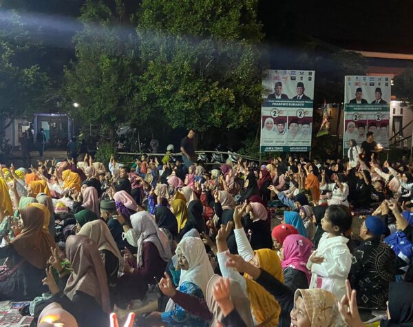 Mubarok Bershalawat, Masyarakat Sooko Acungkan 2 Jari Kompak Menangkan Gus Barra-Rizal