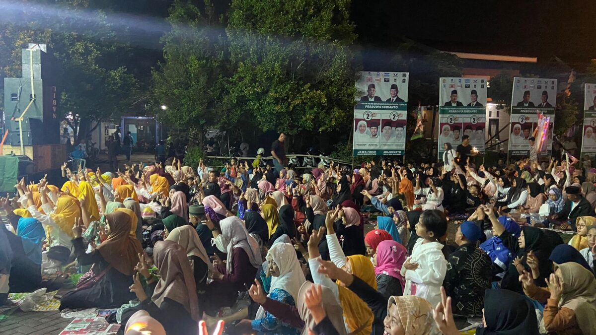 Mubarok Bershalawat, Masyarakat Sooko Acungkan 2 Jari Kompak Menangkan Gus Barra-Rizal