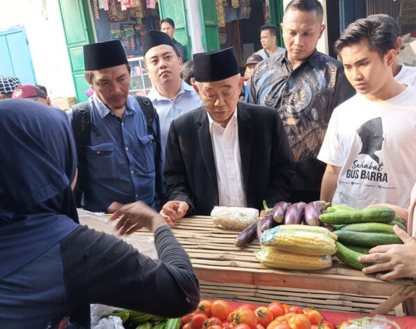 Dagangan Diborong Habis, Pedagang Pasar Dinoyo Komitmen Menangkan Paslon Mubarok