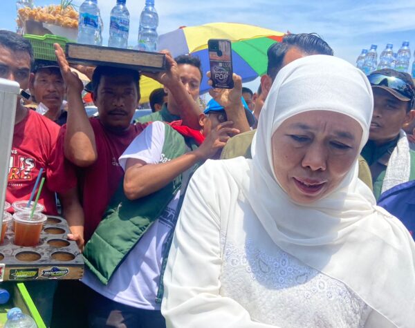 Kampanye Akbar Paslon Mubarok Diwarnai Keberkahan, Cagub Khofifah Borong Dagangan Pedagang Mojokerto