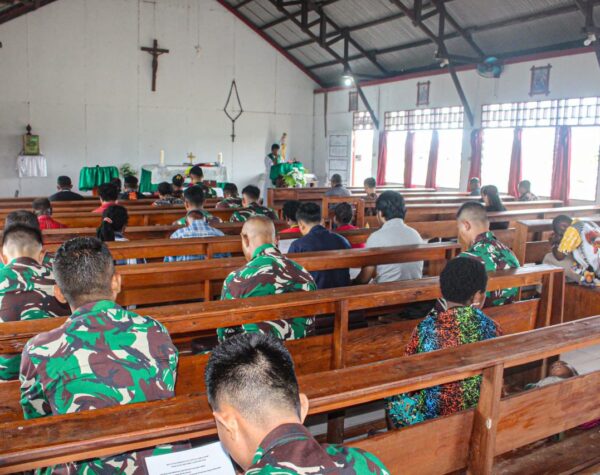 Satgas Yonif 503/Mayangkara Tebar Cinta Kasih dalam Ibadah Bersama