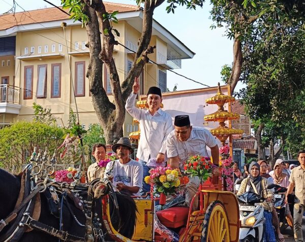 Kemeriahan Kampanye Paslon Mubarok, Gus Barra-Rizal Diarak Keliling Desa