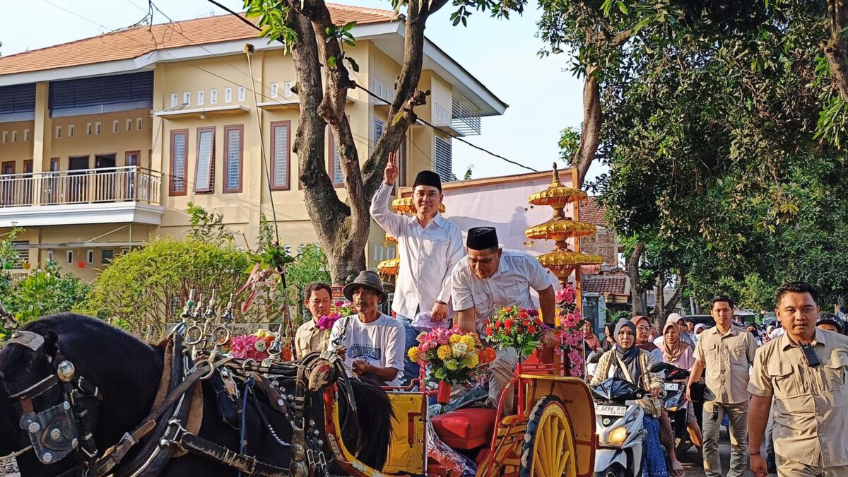 Kemeriahan Kampanye Paslon Mubarok, Gus Barra-Rizal Diarak Keliling Desa
