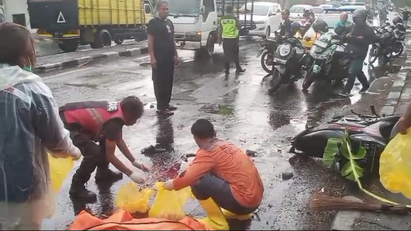 Bonceng Adik, Mahasiswa asal Jombang Tewas Terlindas Truk Gandeng di Mojokerto